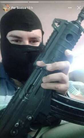 Foragido &quot;ostenta&ccedil;&atilde;o&quot; &eacute; preso ap&oacute;s postar foto encapuzado segurando fuzil 