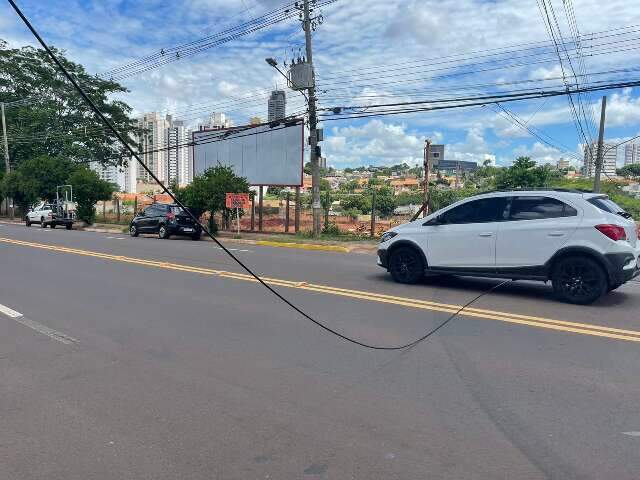 Fios pendurados pela cidade provocam riscos a condutores e pedestres