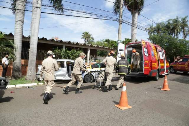 Motorista foge ap&oacute;s se envolver em acidente com capotagem 