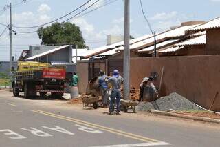 Homens trabalham em obra residencial no loteamento Paraíso do Lageado, no Bairro Moreninhas. (Foto: Kísie Ainoã)