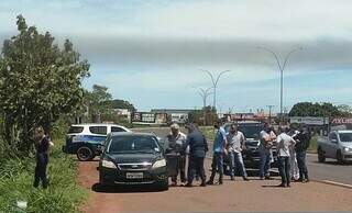 Policiais em volta do Focus, roubado no local de execução e abandonado. (Foto: Direto das Ruas)