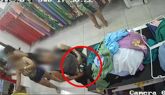 Mulher &eacute; flagrada por c&acirc;mera de seguran&ccedil;a furtando roupa em loja 
