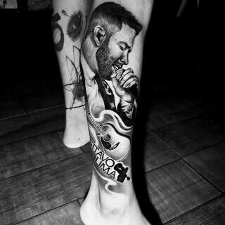 Tatuagem realista do artista ganhou espaço na perna direita do fã. (Foto: Arquivo Pessoal)