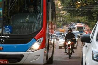 Ônibus do transporte coletivo circulando por rua em obra na Capital. (Foto: Henrique Kawamini)