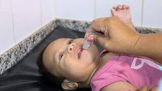 Criança recebendo dose de imunizante em unidade de saúde. (Foto: Michel Faustino | Sesau)
