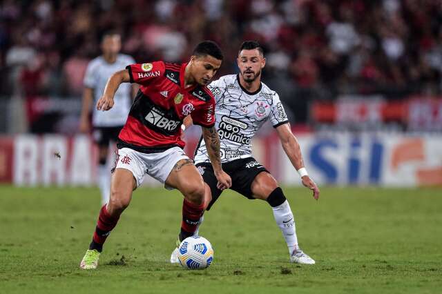 Bruno Henrique marca no final e garante vit&oacute;ria do Flamengo sobre o Corinthians