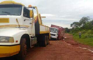 Caminhão sendo guinchado na manhã de hoje. (Foto: Direto das Ruas)