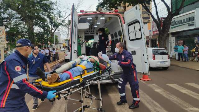 Ciclista passa em sinal vermelho e morre atropelado em avenida movimentada