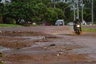 Na Avenida Günther Hans, condutores disputam espaço com terra e lama. (Foto: Marcos Maluf)