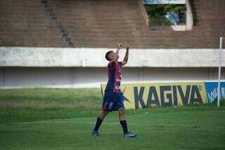 Marielson comemora gol sobre o Aquidauanense no Morenão (Foto: Eduardo Foto MS)