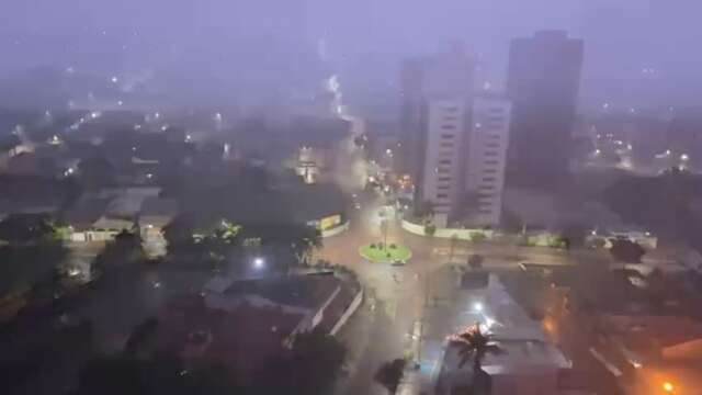 Chuva retorna com for&ccedil;a, acompanhada de raios e trovoadas na noite da Capital 