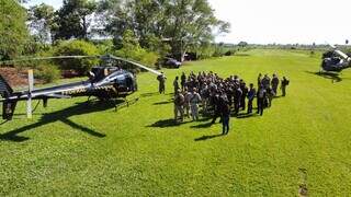 Ao lado de helicópteros da PF, policiais se preparam para a 28ª fase da Nova Aliança. (Foto: Divulgação)