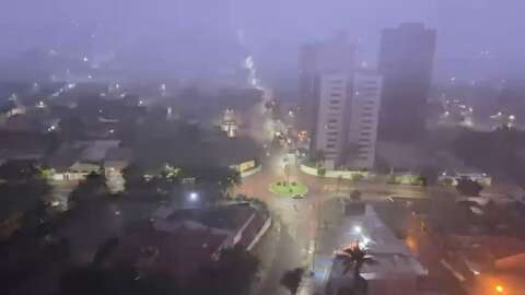 Chuva retorna com força, acompanhada de raios e trovoadas na noite da Capital 