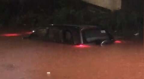 Chuva de 55 mm quase deixa carro submerso no Bairro Jardim dos Estados