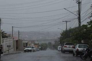 Chuva em rua do Bairro Monte Castelo, na Capital. (Foto: Kísie Ainoã)