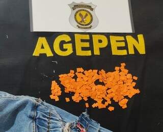 Papeizinhos estavam escondidos no cós de uma calça jeans (Foto: Agepen/Divulgação)