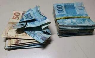Dinheiro encontrado no bolso do funcionário comissionado que saía do comitê. (Foto: Reprodução)&nbsp;
