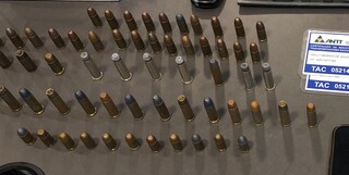Munições de diversos calibres foram localizados com o investigado. (Foto: Dracco)