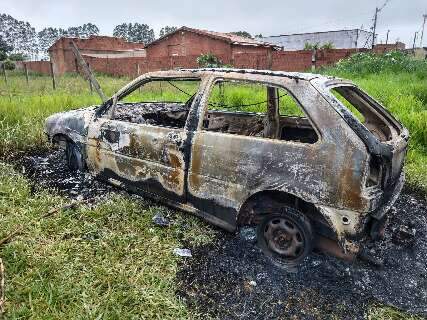 Imagem mostra carro consumido pelo fogo no Portal Caiobá 