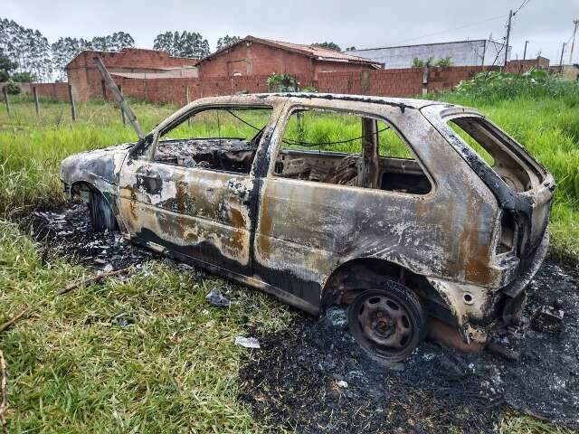 Imagem mostra carro consumido pelo fogo no Portal Caiob&aacute; 