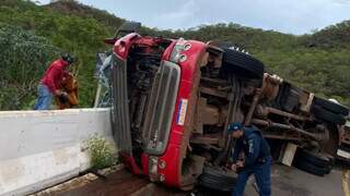 Carreta tombou após colidir com guard rail em rodovia. (Foto: Divulgação/CBMMS)