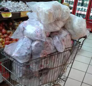 Carnes apreendidas foram descartadas pelo Procon no Supermercado Goiano. (Foto: Divulgação)