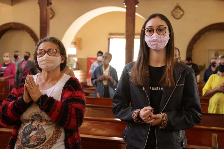 Pela primeira vez inscrita no Enem, Kesley (à direita) veio à missa junto com a avó (Foto: Kísie Ainoã)