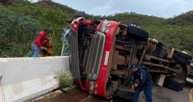 Carreta com bois tomba na MS-430 e deixa duas pessoas feridas