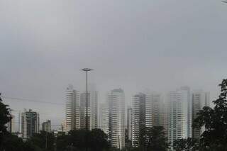 Neblina toma conta de andares mais altos de prédios da Capital. (Foto: Marcos Maluf)
