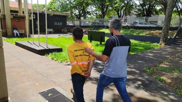 Tr&ecirc;s bandidos s&atilde;o presos por assalto do falso frete contra pai e filho