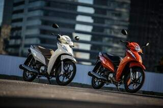 Duas motocicletas que estariam enquadradas nesta legislação (Foto: Divulgação/Honda)