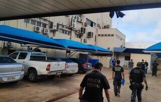 Policiais federais chegam à Câmara de Dourados para buscas no gabinete de vereadora. (Foto: Adilson Domingos)