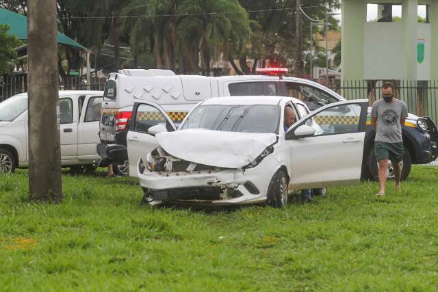 Sem&aacute;foro desligado provoca acidente e idosa fica ferida