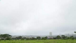 Névoa úmida e chuva na manhã desta quinta-feira em Campo Grande. (Foto: Kísie Ainoã)