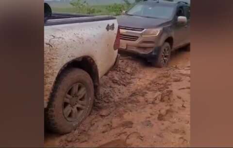 Moradores ficam "ilhados" após temporal transformar estrada em lamaçal