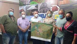 Vereadores tentaram demover prefeito (ao centro, de camisa branca), mas não houve acordo. (Foto: Reprodução/Facebook)