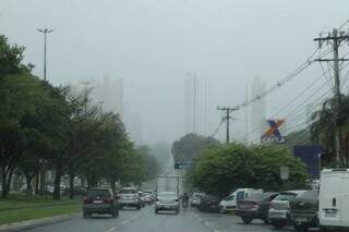 Avenida Afonso Pena coberta por névoa úmida, em Campo Grande. (Foto: Kísie Ainoã)