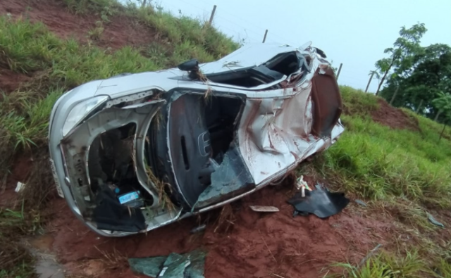 Durante chuva, carro capota depois de aquaplanar na MS-316