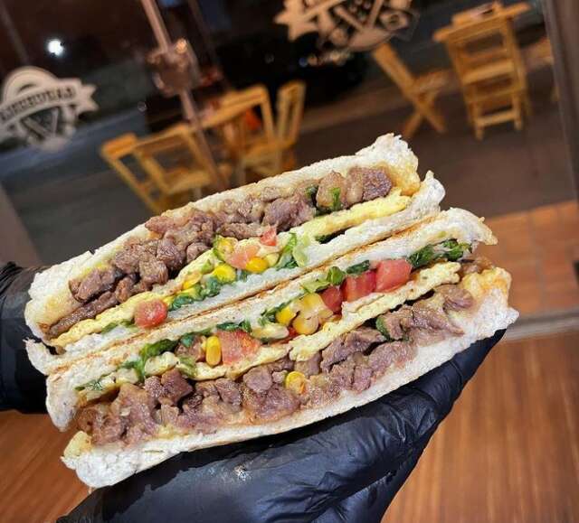 Lanche típico gaúcho, xis é gigante cheio de sabor. Prove receitas