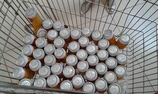 Latas de cerveja vencidas foram tiradas da prateleira do Supermercado Zap. (Foto: Divulgação)