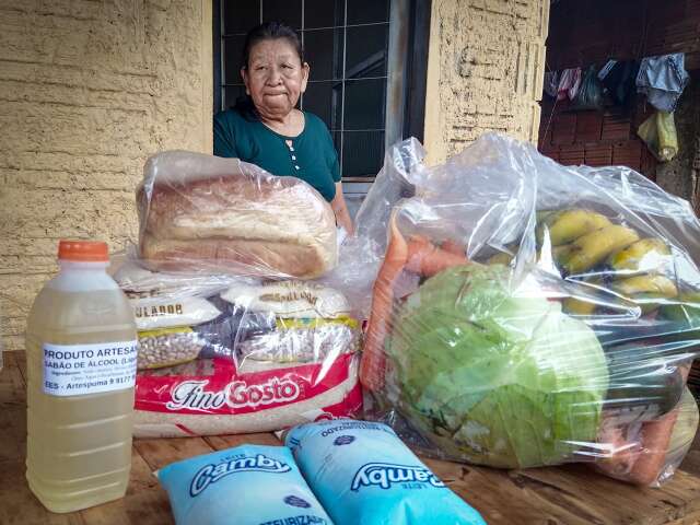 Na aldeia Mar&ccedil;al de Souza, fila para receber doa&ccedil;&atilde;o de arroz, frutas e legumes
