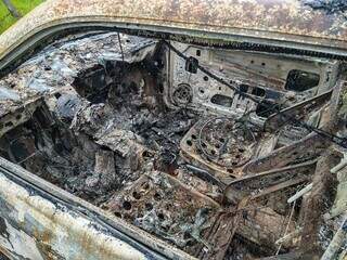 Carro ficou completamente destruído no incêndio. (Foto: Marcos Maluf)