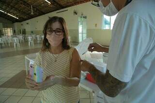 Mulher receber 3ª dose em posto de vacinação da Seleta (Foto: Kísie Ainoã)
