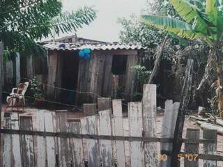 Registro de barraco em favela na região do Bairro Nova Lima, década de 1980. (Foto: Arquivo Pessoal)