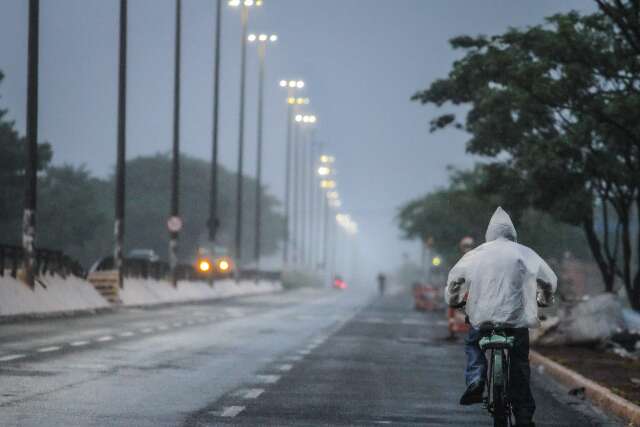 Dia come&ccedil;a com chuva fraca e c&eacute;u fechado deve predominar em MS