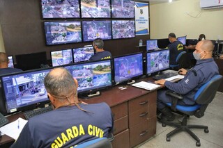 Agentes da GCM (Guarda Civil Metropolitana) na Gerência do Centro de Controle de Operações em Campo Grande. (Foto: Paulo Francis)
