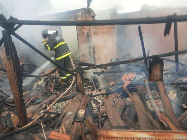 Casa &eacute; destru&iacute;da por fogo e pol&iacute;cia apura inc&ecirc;ndio criminoso em Nova Andradina