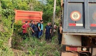 Caminhões estavam sendo desmontados em fazenda na fronteira com MS. (Foto: ABC Color)