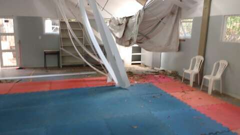 Após chuvas, teto da sala de artes marciais desaba na UFMS