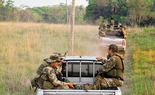 Militares paraguaios em operação recente perto da fronteira com MS (Foto: ABC Color)